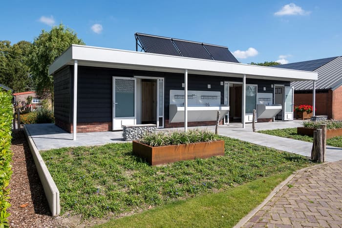 Verwarmd sanitairgebouw met zonnepanelen en gescheiden dames- en herenzijde