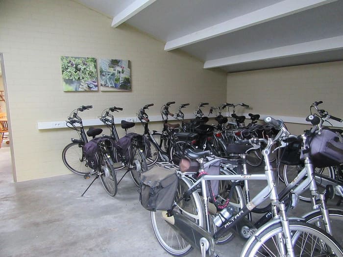 Overdekte fietsenstalling met oplaadpunten